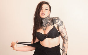 Sexually aggressive worship with tattooed upper body shamelessly shows off her snatch