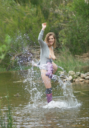 Kinky brunette beauty with no bra on is not afraid to soak in the lake