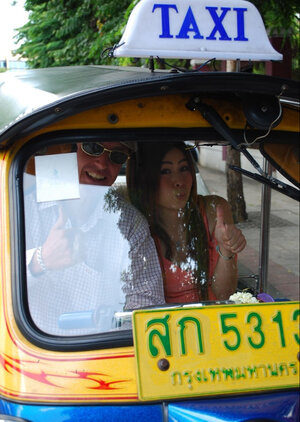 Joyful Thai minx poses near white fellow & his world-class auto rickshaw
