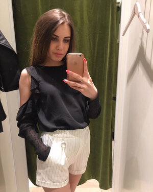 Barefaced slut takes off bra & teases with her naked nipples in selfies