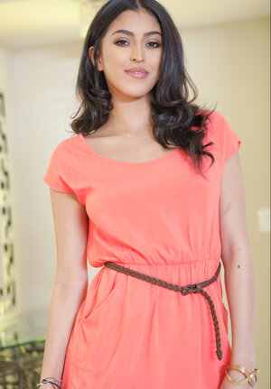 Alluring brunette porn model knows that no man can resist her