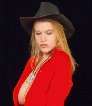 Sexy hat woman is here to showcase her boobies and moreover look fabulous