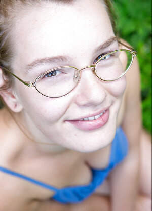 Gal with hairy armpits is going to pet her cooter to get you off