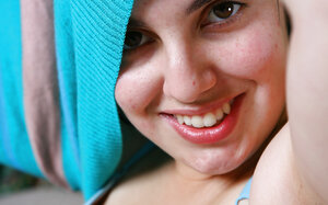 Adorable babe with a meaty ass knows how to keep you excited