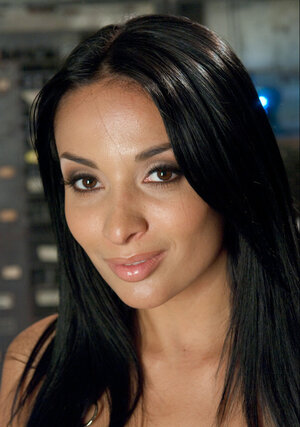 Huge booty blonde is going to showcase and then get off too