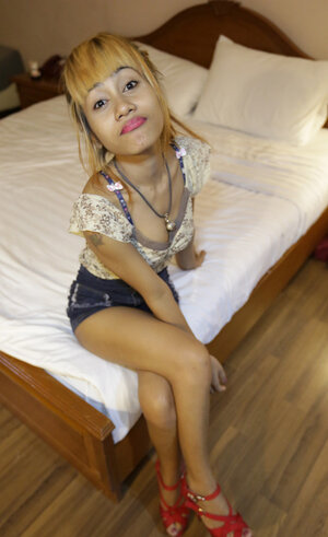 Thai broad looks like a hooker when making love this white lad