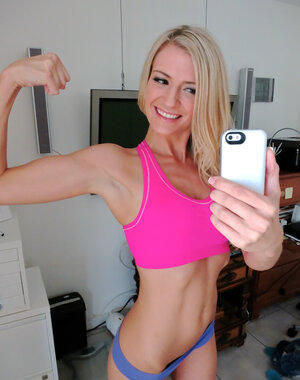 Yummy Amanda Tate is going to strip naked for the lens