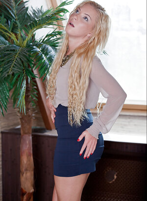 Ilana shows off her hairless twat while stripping naked