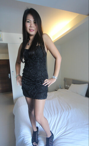 Playful Thai woman exposes her pussy and prepares for hot sex