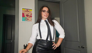 Sophia Burns gives a blowjobs for a facial after undressing