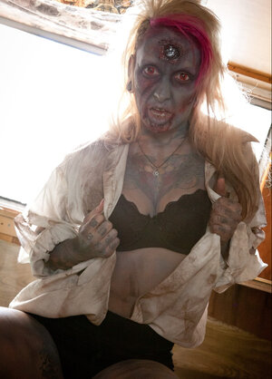 Lingerie, MILF, Tatouages