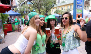 Blondes, Brunettes, Habillé, Dehors