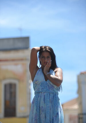 Brünett, Bekleidet, Unter Freiem Himmel