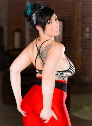 Tette Grosse, MILF, Tatuaggi