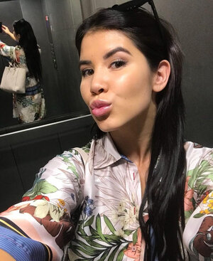Dee snaps selfies in her everyday clothes and furthermore then in sexy underwear