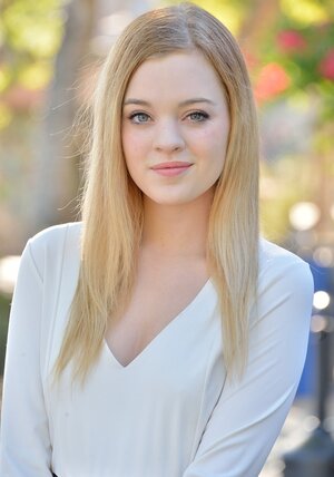 Luring sexpot during walk satisfies her fetish of flashing bald pussy