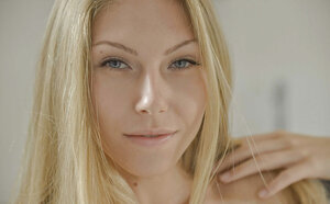 Slinky broad has no breasts but there's a sweet pink slit to be exposed on a stool