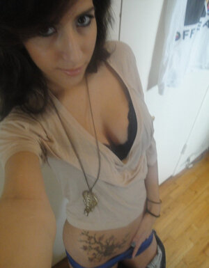 Newbie performer adores posing nude and taking selfies in luring poses