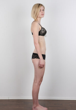 Adult model volunteered to show off everything she hid under clothes for free