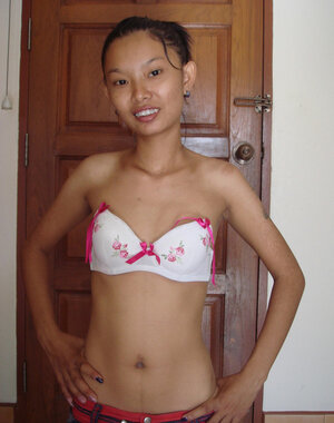 Slender model with Asiatic features doesn't feel embarrassed to bare boyish body