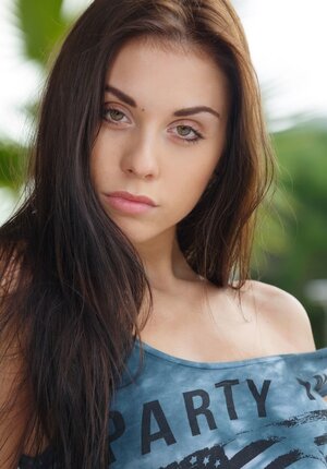 Immature porn model with elegantly-trimmed vagina and sweet asshole undresses