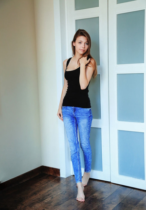 Fetching Ukrainian babe Mila Azul invites guys to check out her body