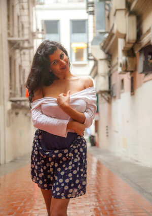 Insolent Indian hussy reveals her natural jugs when walking along the street