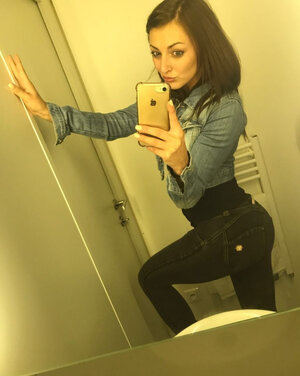 Czech student Katy Rose enjoys her own body being exposed worldwide via selfies