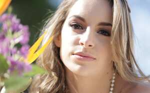 Single stunner pulls thong away to reveal her smooth pussy in the yard